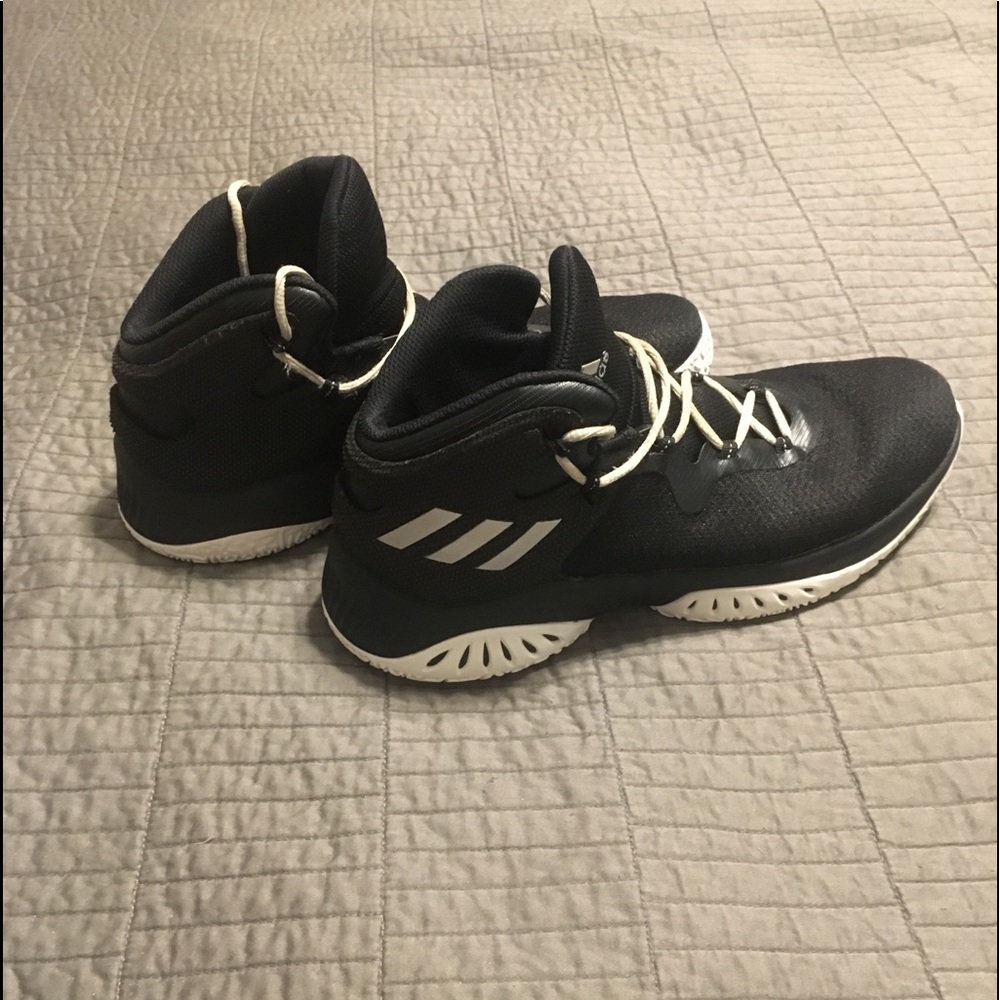 Basketball shoes
